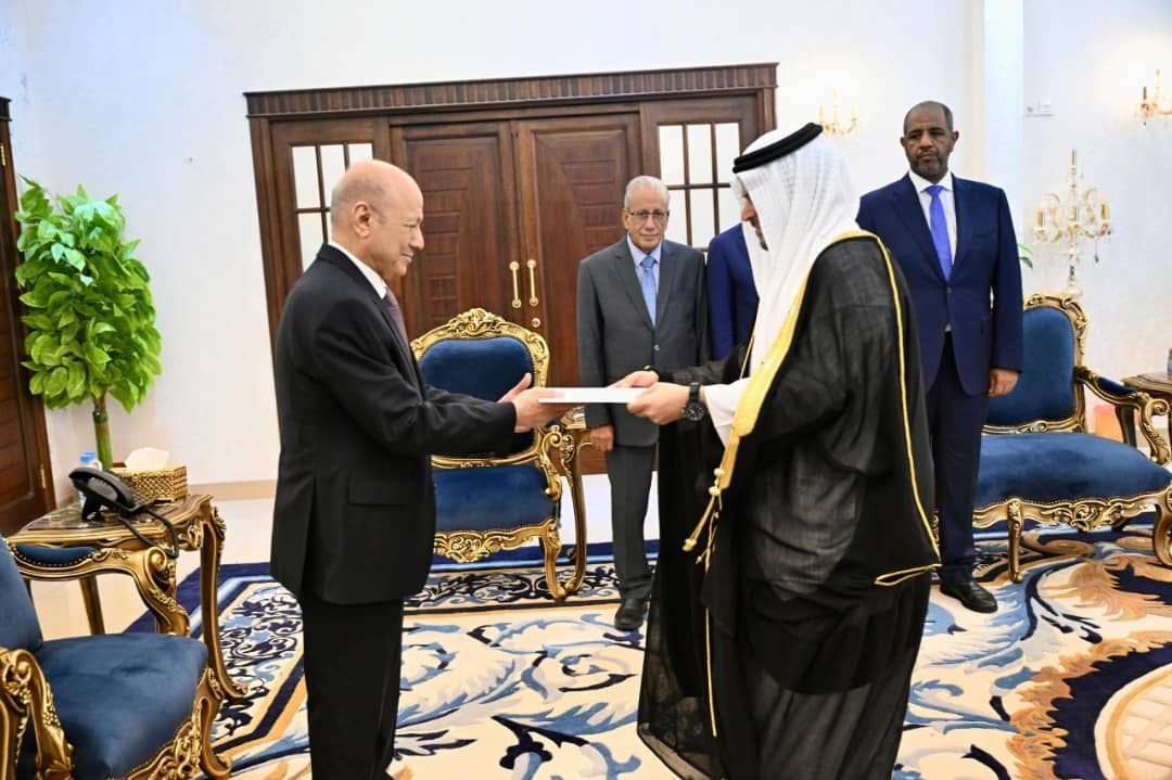 رئيس المجلس الرئاسي يتسلم في عدن اوراق اعتماد سفير مملكة البحرين 