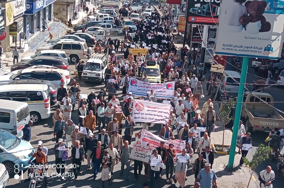 موظفو تعز يواصلون الاحتجاجات للمطالبة بزيادة مرتباتهم