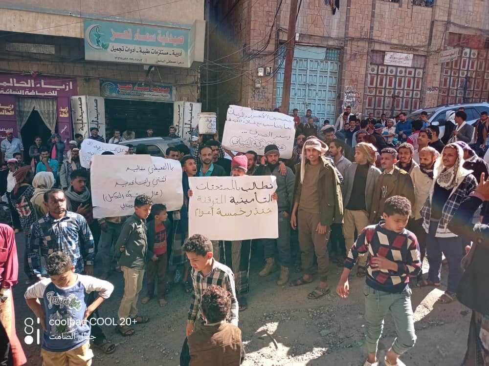 امتداد الحراك النقابي إلى القطاع الخاص في تعز.. عمال مجموعة الشيباني يحتجون لتحسين أوضاعهم