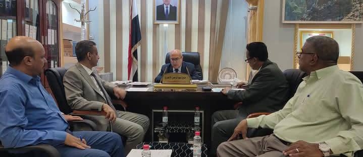 وزير الإدارة المحلية يناقش مصفوفة أولوية الوزارة العاجلة خلال الـ (100) يوم القادمة