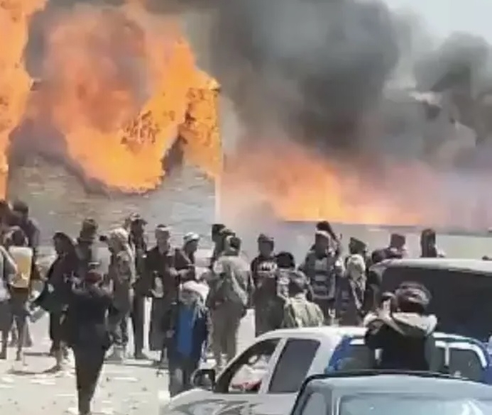 اقتحام مكاتب الجبايات من قبل مئات المسلحين .. غضب قبلي ضد الحوثيين في ذمار