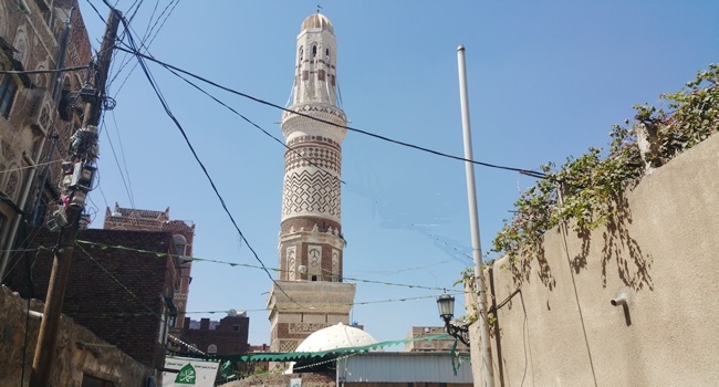 من الأذان إلى الإنترنت.. ميليشيا الحوثي تؤجّر مآذن المساجد بصنعاء لشركات الإنترنت