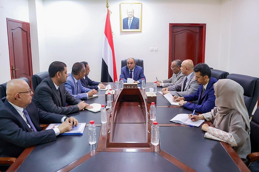 بن بريك يوجه بوضع مسار عاجل لتنفيذ خطط الاتصالات وتطوير البنية التحتية للقطاع