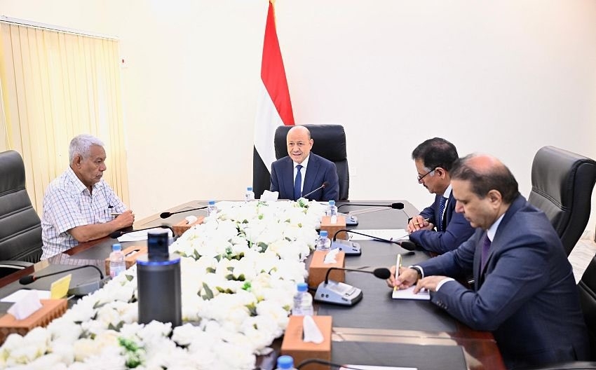 العليمي يطالب المكونات السياسية بـ"تشارك المسؤوليات" في الملف الاقتصادي والخدمي