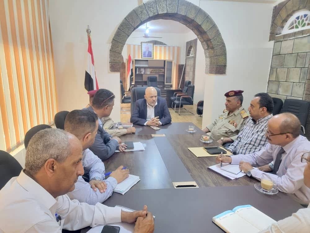 محافظ تعز يناقش الإجراءات اللازمة لإنهاء أزمة الغاز المفتعلة