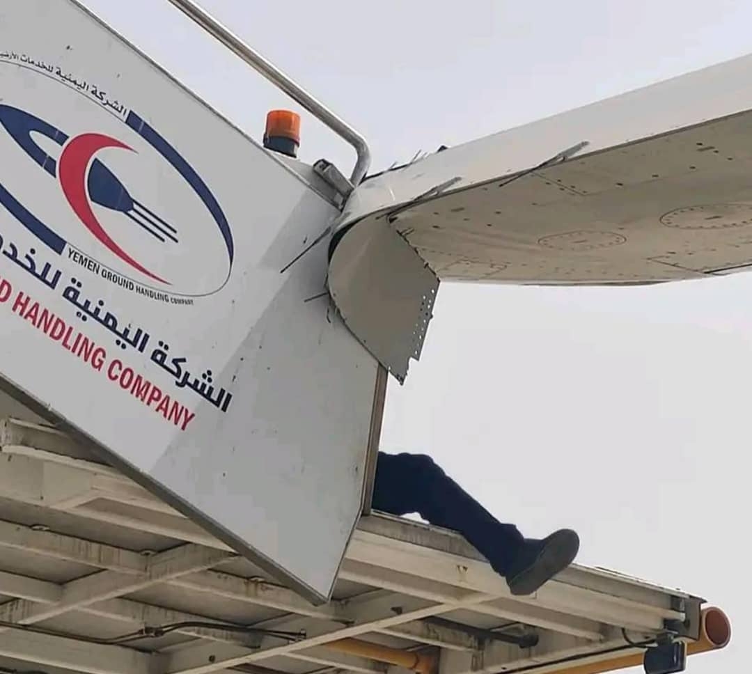 طائرة تابعة للخطوط الجوية اليمنية تخرج عن الخدمة مؤقتًا إثر اصطدامها بسلم الصعود