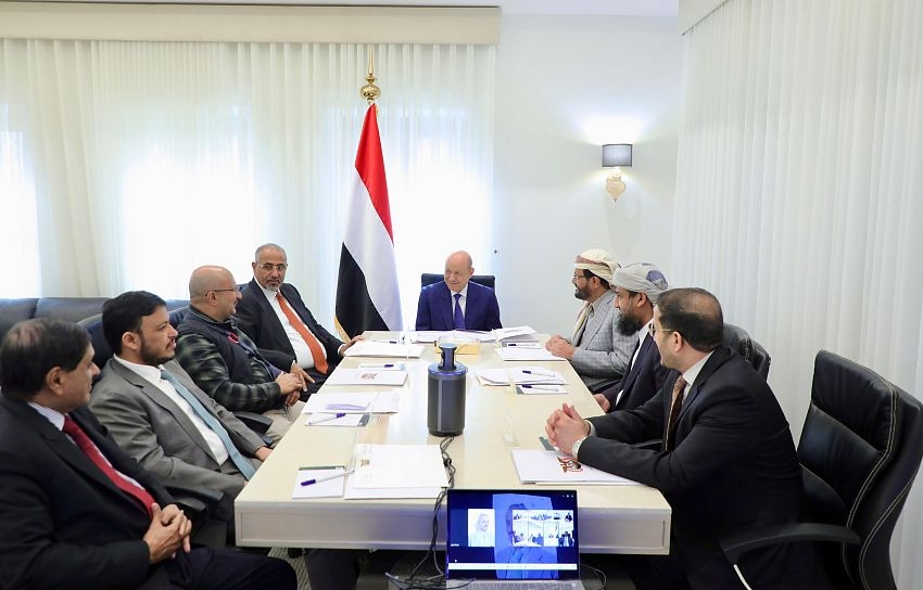 3 اجتماعات في 6 أشهر .. تفرد العليمي يُهدد بقاء "الرئاسي"