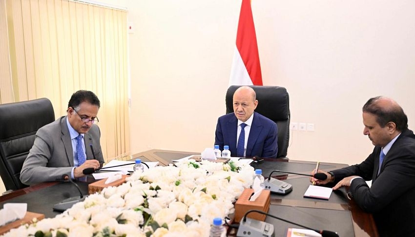 اصطياد الأخطاء وهدم "الرئاسي" بالتشكيك .. العليمي يرد على منتقديه