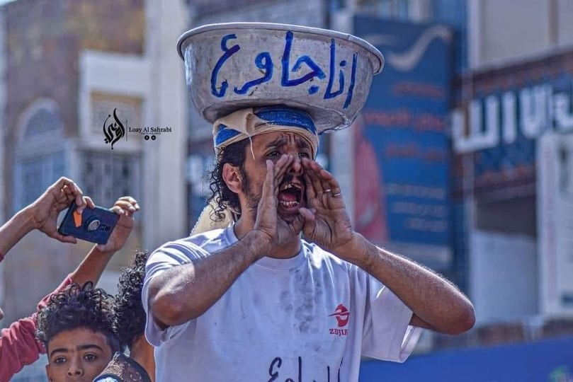 من مطالب التسوية إلى البحث عن فتات الراتب.. مأساة موظفي تعز