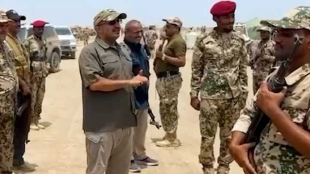 طارق صالح يواصل زياراته الميدانية إلى مراكز التدريب في جبهات الساحل الغربي