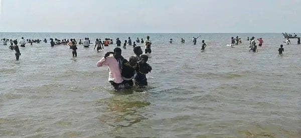 ضبط قارب مهاجرين غير شرعيين قبالة سواحل شبوة يحمل 150 إفريقيًا