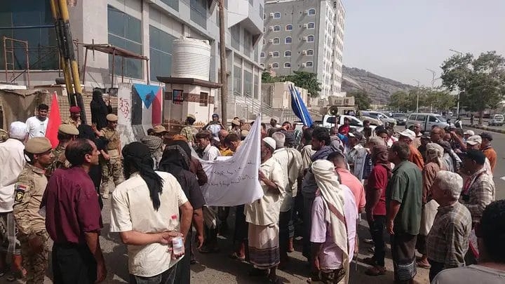 تظاهرة حاشدة أمام قصر معاشيق تنديدًا بالانهيار الاقتصادي وتدهور الأوضاع المعيشية