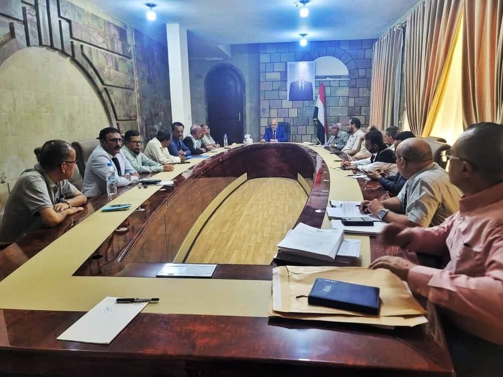 محافظ تعز يلتقي قيادات الأحزاب والتنظيمات السياسية بالمحافظة