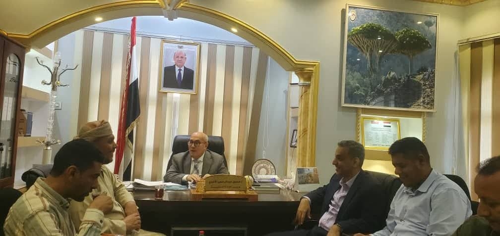 وزير الإدارة المحلية يناقش أوضاع واحتياجات محافظة سقطرى