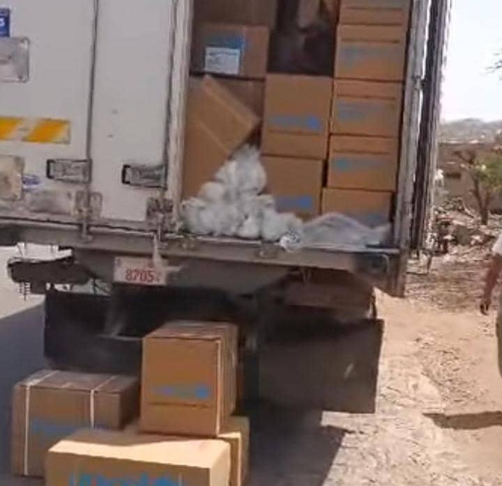 بسبب خلاف على الجباية.. احتجاز شاحنة تقل أدوية لليونيسف في الأصابح بتربة تعز