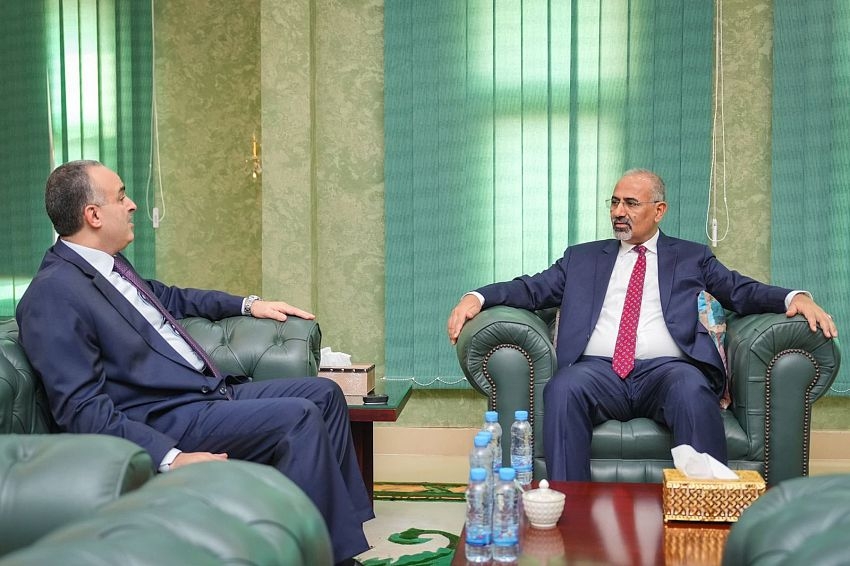 اللواء الزُبيدي يشدد على ضبط الإيرادات وتوريدها للبنك المركزي