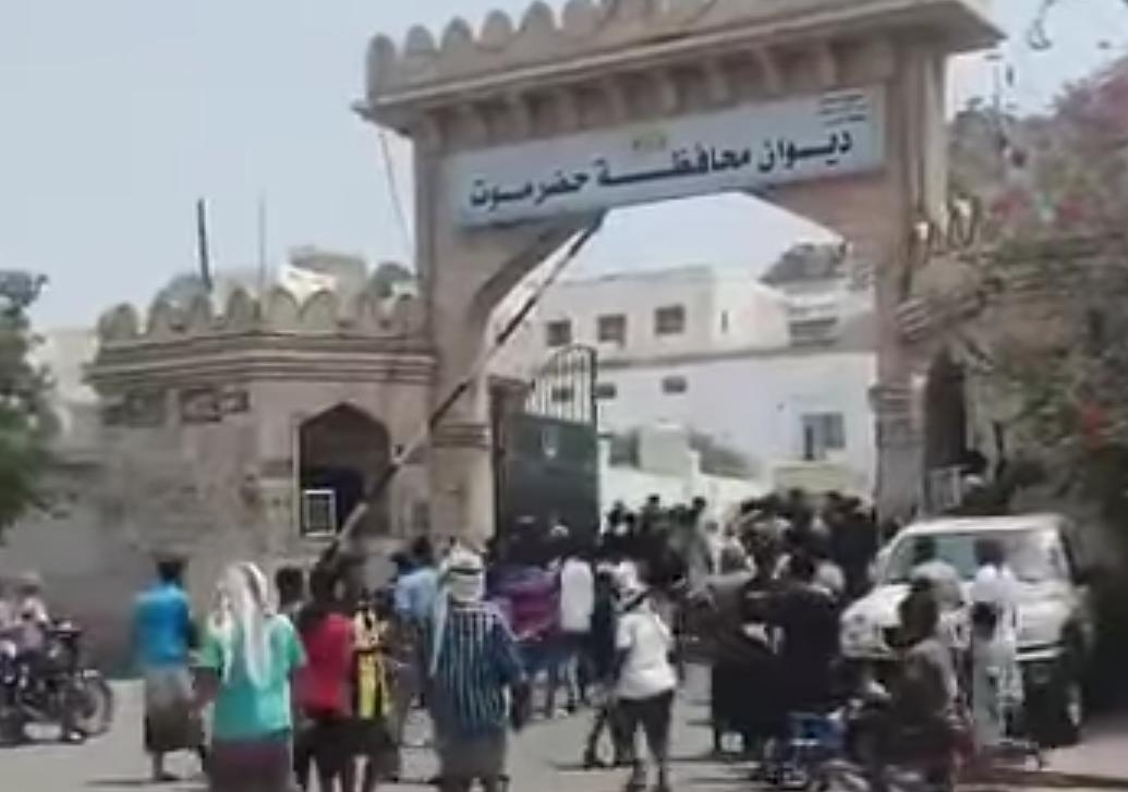 أزمة الكهرباء تُفجر احتجاجات غاضبة في المكلا ومحتجون يقتحمون مبنى السلطة المحلية