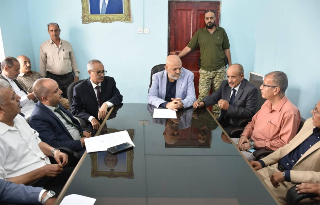 محافظ تعز يوجه بمعالجة المتغيرات السعرية ويشدد على مراقبة الأسواق