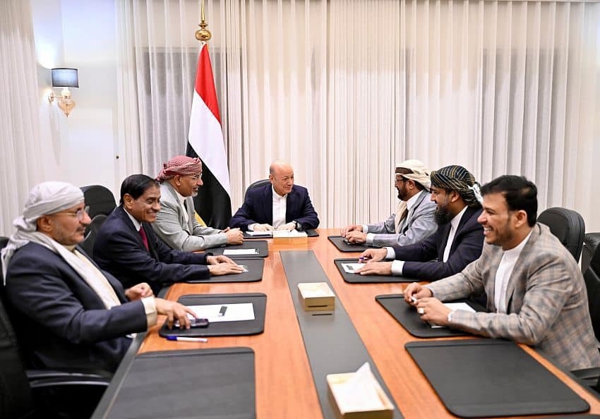 مجلس القيادة الرئاسي يُكلف الفريق القانوني بمراجعة قرارات "العليمي" منذ تشكيل المجلس