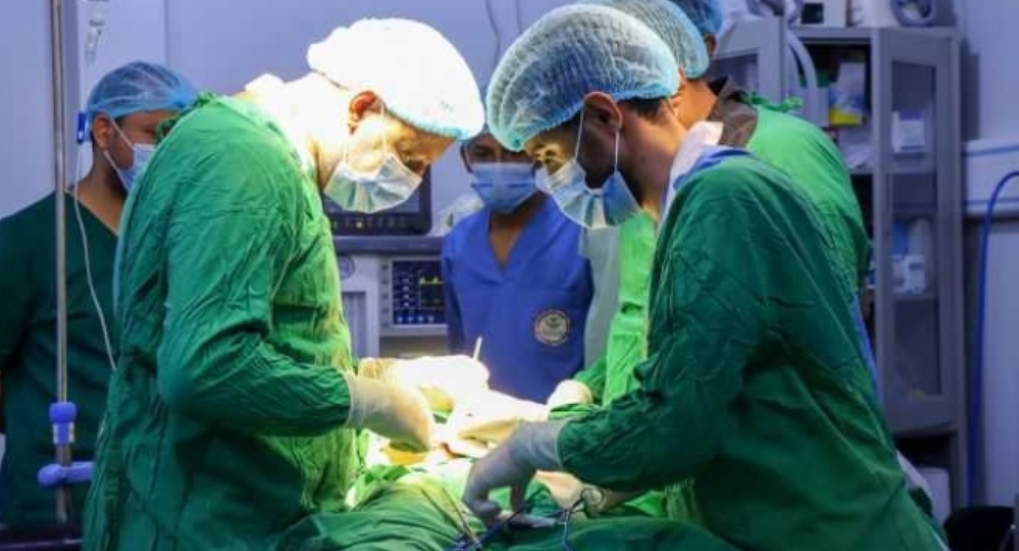 إنجاز طبي في المخا: نجاح جراحة نادرة تنقذ حياة طفل من ورم خطير
