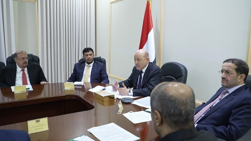 طلب العليمي للتدخل التحالف .. دفن لـ"الرئاسي" وتخويل الرياض بحسم الصراع داخل الشرعية