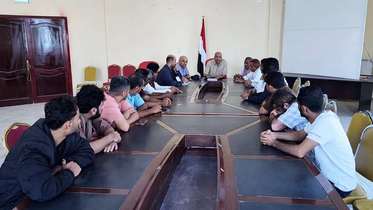 المخا.. مناقشة ضوابط العمل المصرفي المقرة من البنك المركزي بعدن