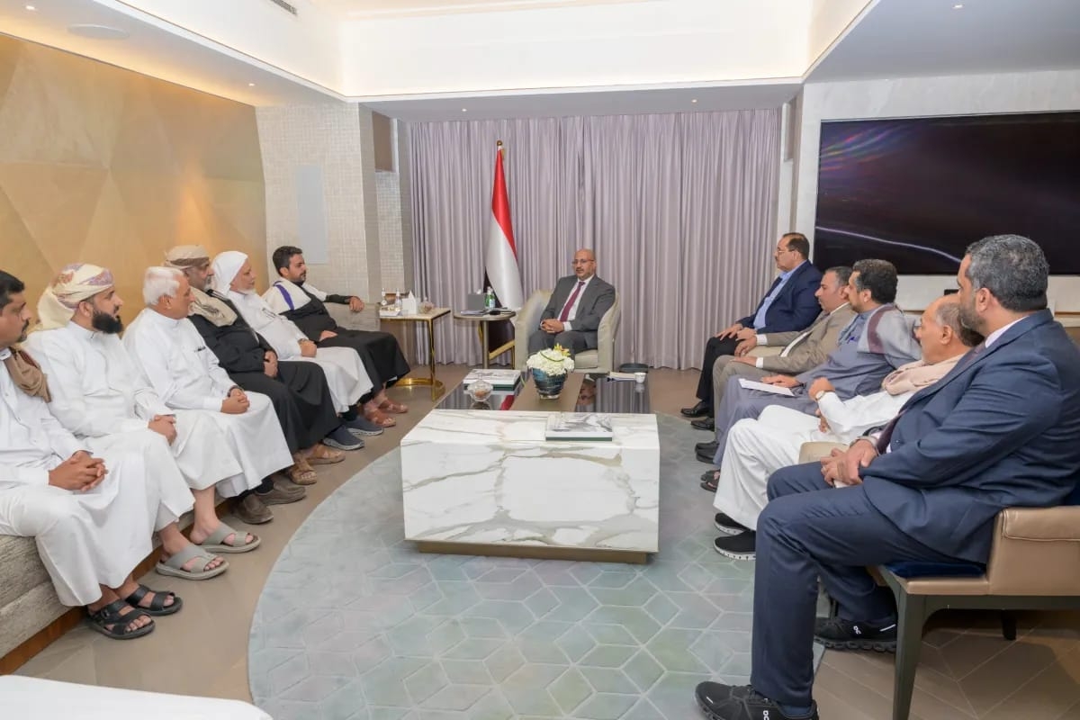 طارق صالح يلتقي عددًا من مشايخ ووجهاء حضرموت