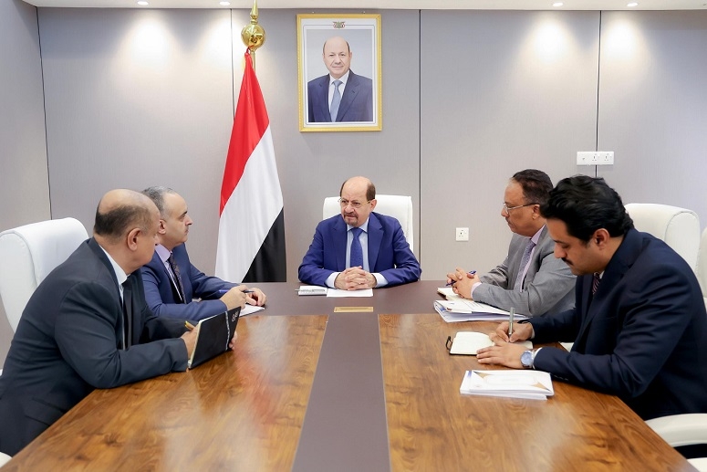 رئيس الحكومة يُشدد على تحصيل الايرادات الضريبية والجمركية وإيداعها في البنك المركزي