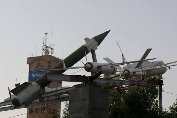 مليشيا الحوثي تنشر مجسمات وهمية لصواريخ وزوارق في قاعدة "كثيب" بالحديدة