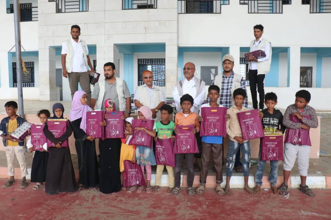 الخلية الإنسانية تواصل توزيع كسوة العيد لـ5500 طفل في مديريات الحديدة المحررة