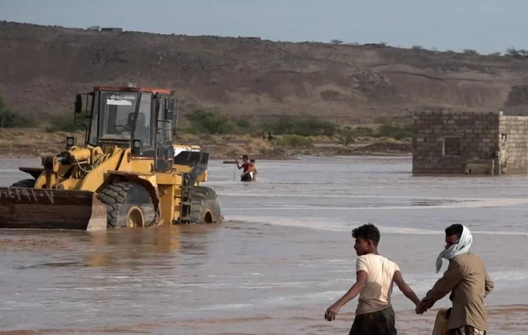 آليات المقاومة الوطنية تبدأ عملية فتح الطرق المتضررة من السيول بالمخا وموزع