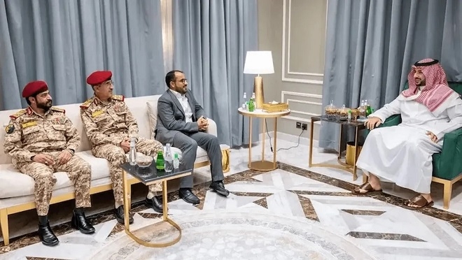 اجتماعات علنية وحديث عن "تمويل" .. ماذا تريد السعودية من الحوثيين؟