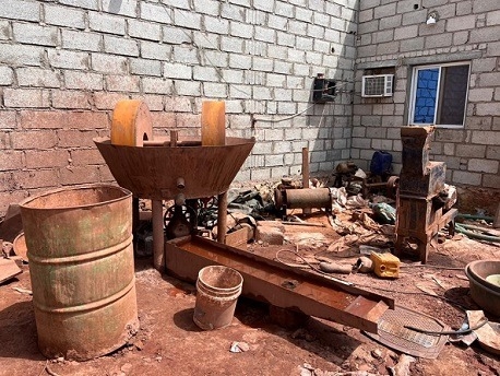 أمن حضرموت يضبط معملاً عشوائياً لتعدين الذهب بمدينة المكلا