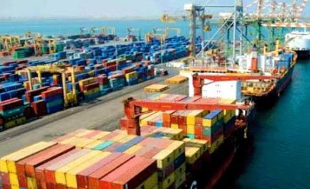 حكومة الشرعية وقرار رفع الدولار الجمركي .. خنق المواطن لحماية ناهبي الإيرادات