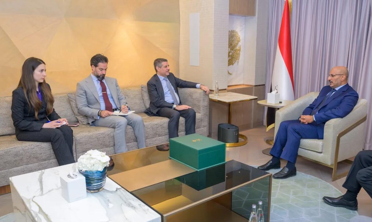 طارق صالح يلتقي السفير الأمريكي لتوديعه مع انتهاء فترة عمله