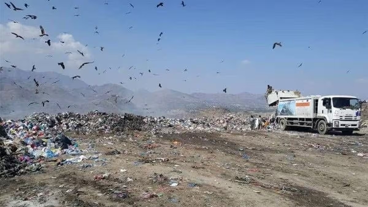 تعز: أهالي عقاقة يطالبون بحلول بيئية بديلة لحرق النفايات بعد تفاقم الأضرار الصحية