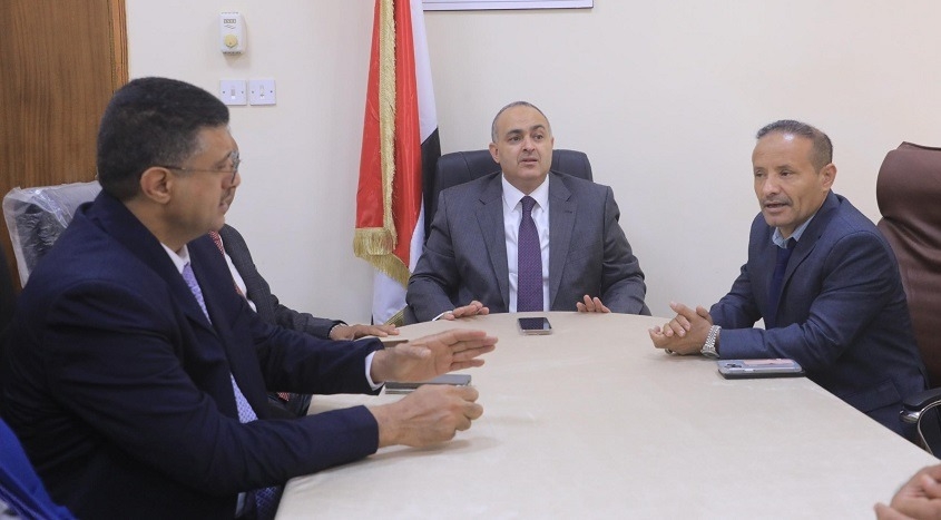 لجنة حكومية تفضح استمرار تمرد سلطات مأرب بنهب الإيرادات
