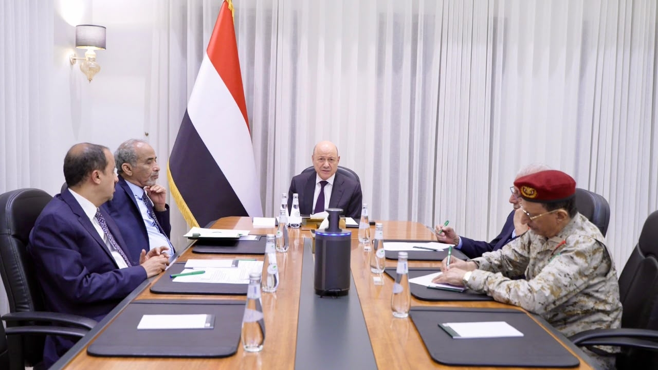 "المركز القانوني للدولة" بين الخشعة وصنعاء .. حرباً على الداخل وسلاماً على الحوثي