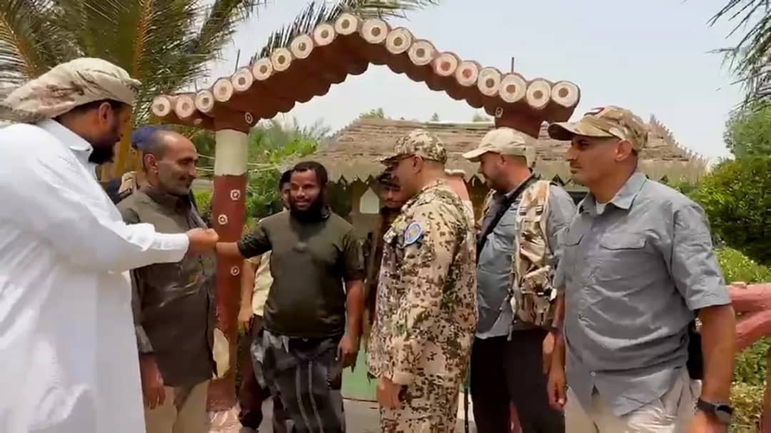 الفريق طارق صالح يؤدي واجب العزاء لأسرة الشهيد العميد يحيى وحيش في الخوخة.. ويؤكد أن دمه الطاهر نبراس لطريق النصر