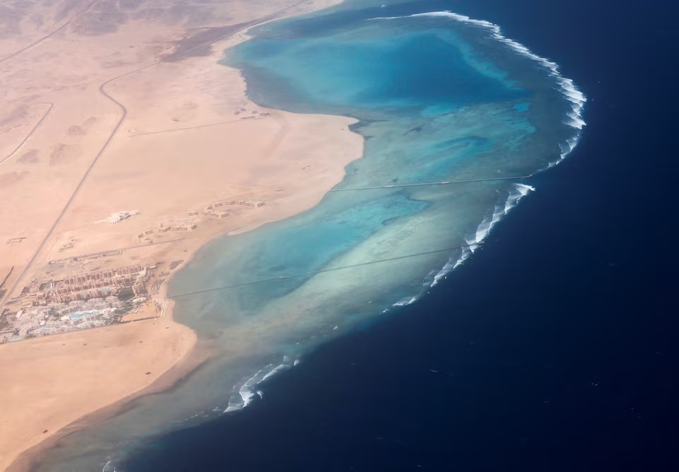 بتوجيه إيراني .. مساعي حوثية لفرض رسوم على عبور السفن بالبحر الأحمر