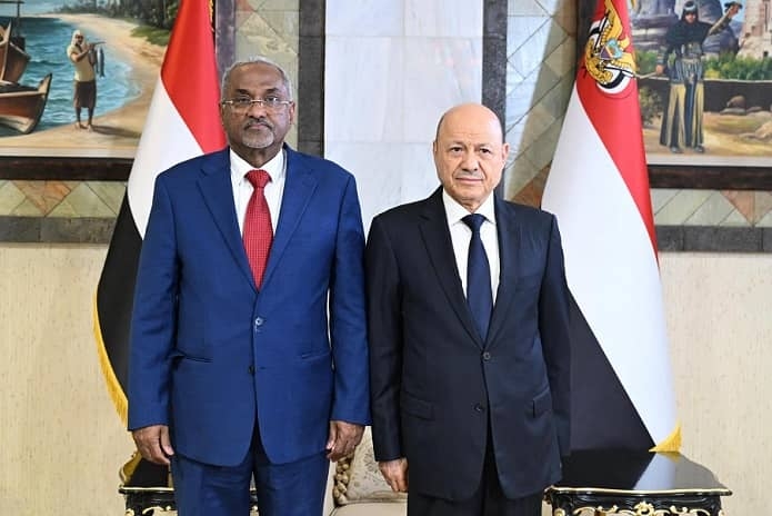استقالة باسلمة .. عودة العليمي للتفرد بالقرار تُهدد تماسك مجلس القيادة