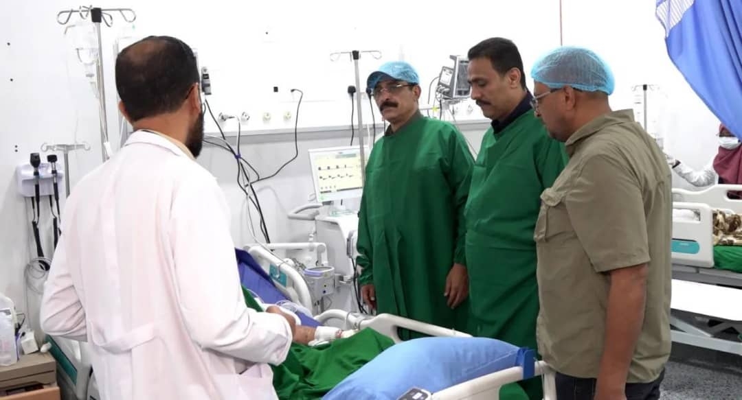 أمين عام المكتب السياسي يزور جرحى الاعتداءات الحوثية على المخا والخوخة