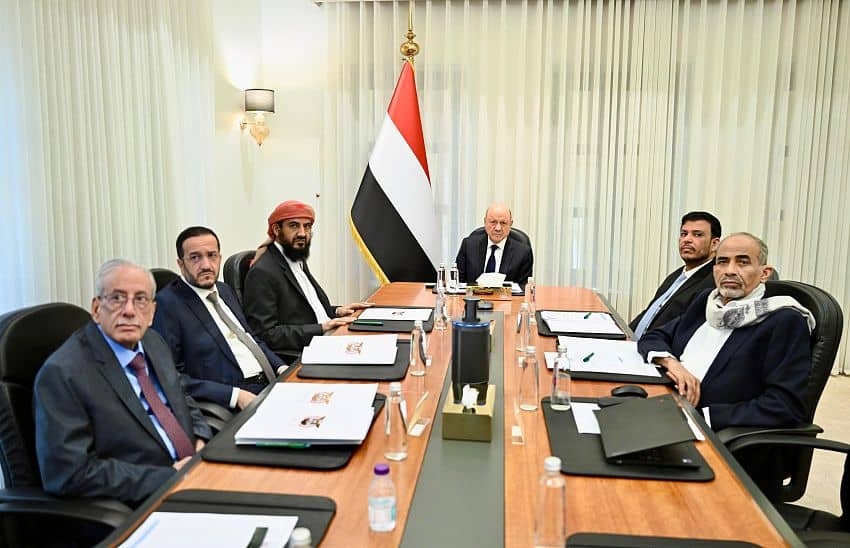 مجلس القيادة يلوح بتوسيع الهجمات على مليشيا الحوثي خارج الجبهات