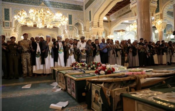 الحوثيون يشيّعون 8 من صرعاهم بينهم قيادات خلال مواجهات مع القوات الحكومية