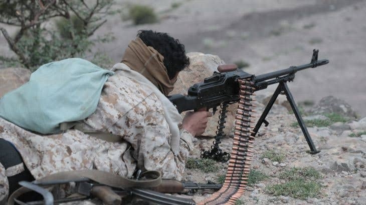 القوات المسلحة والمقاومة تستعيدان مواقع استراتيجية وتتصدى لهجمات حوثية في تعز