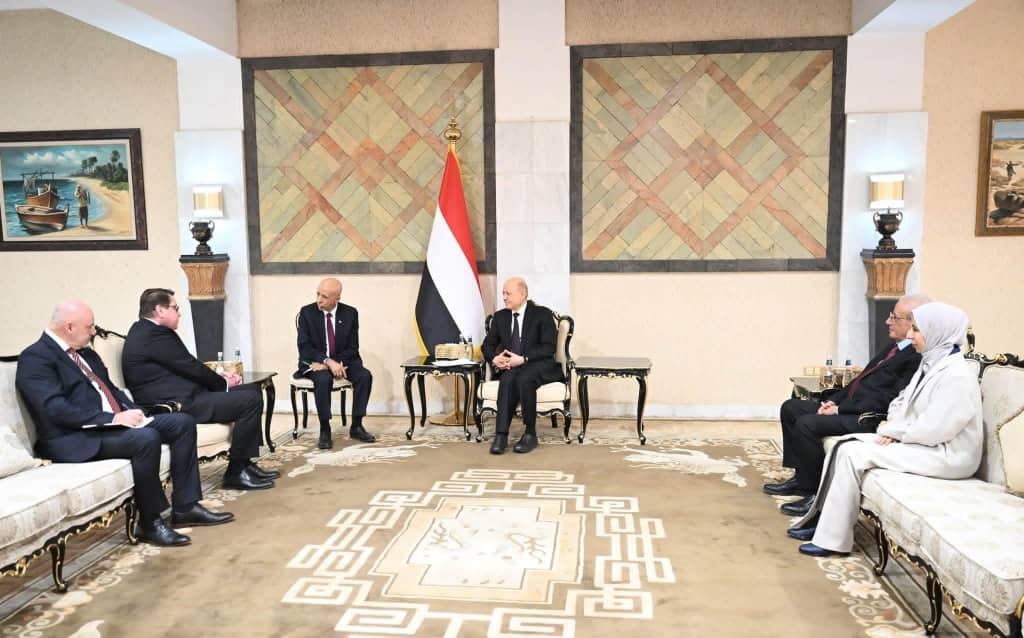 رئيس المجلس الرئاسي: هجمات المليشيات الحوثية على المطارات المدنية تستوجب وحدة العالم كوحدته ضد داعش والقاعدة