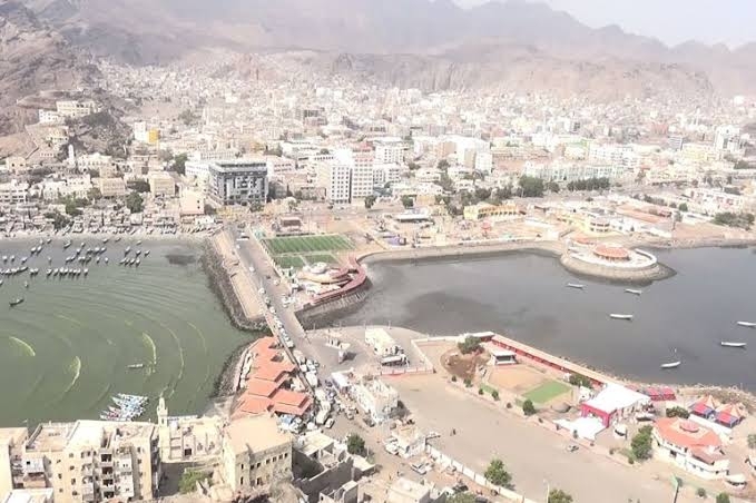 مليشيا الحوثي تعاود قصف المنشآت الحكومية والمدنية في عدن