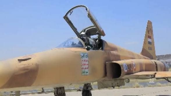مسيّرة تُخرج طائرة حربية من الخدمة بعد أن أعاد الحوثيون اصلاحها